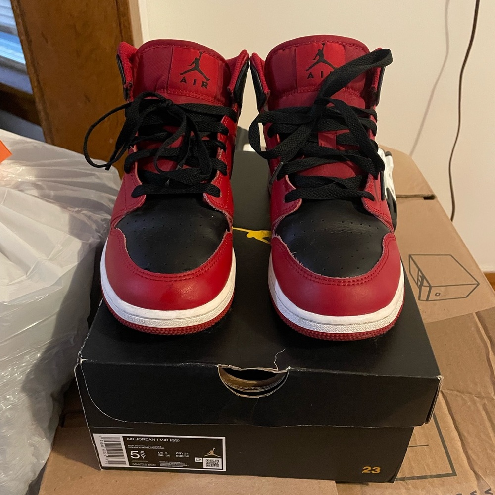 Jordan 1 Mid sz 5.5
